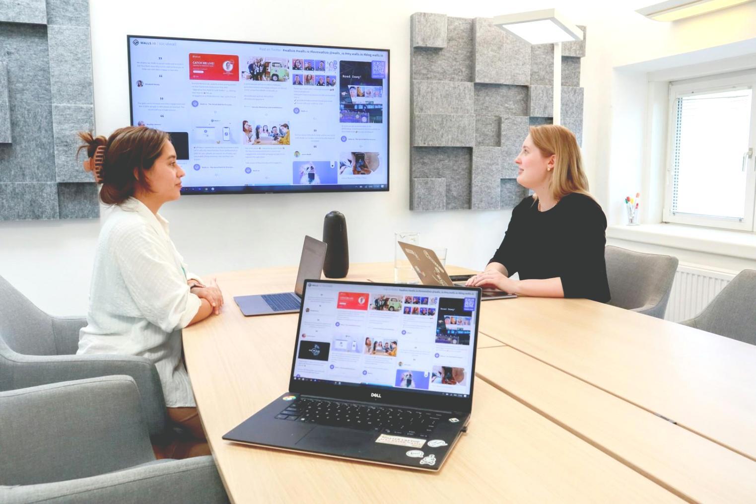 Arbeitsumgebung mit Finanzplanungsunterlagen und digitalen Tools